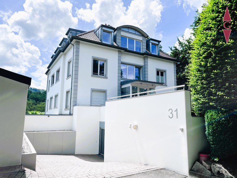 1-652 Außenansicht mit Garageneinfahrt