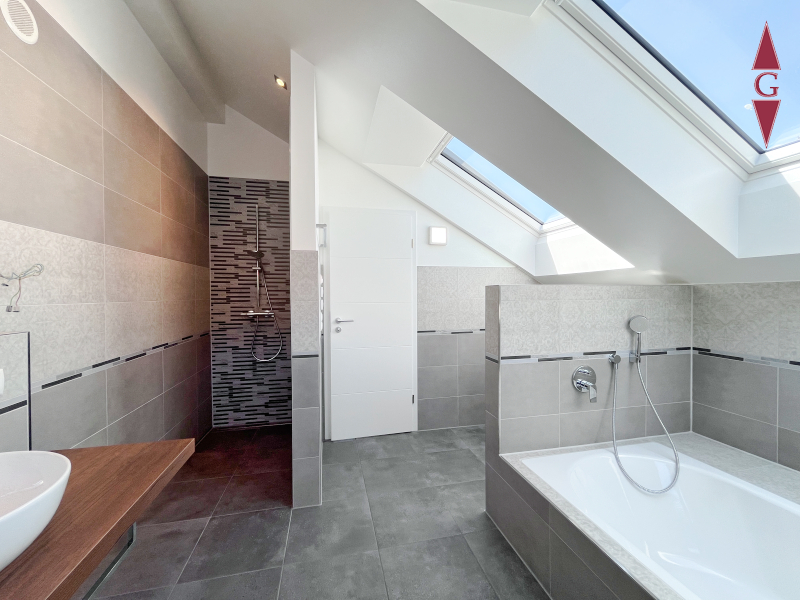 Badezimmer mit Badewanne und Dusche