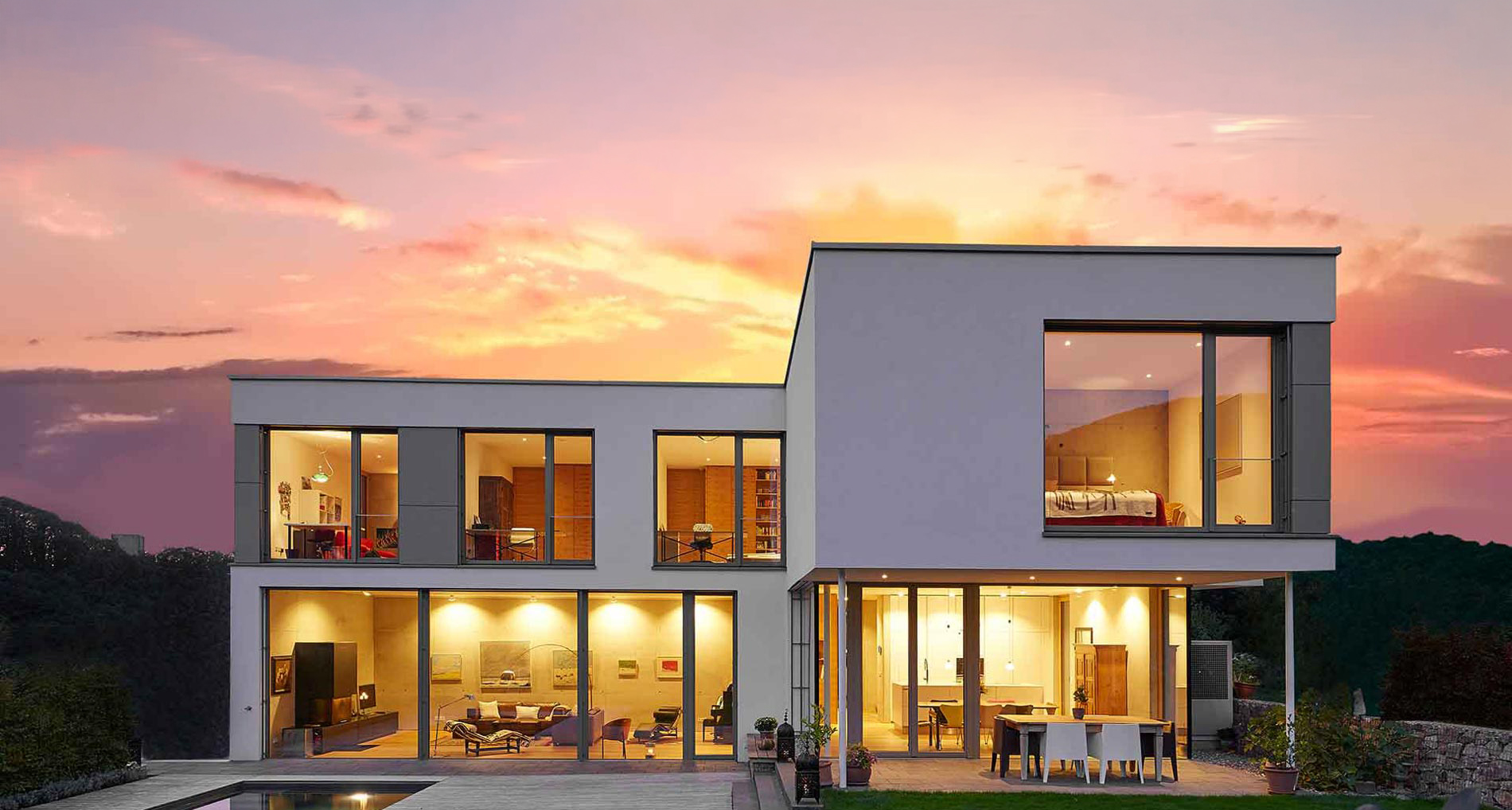 Eine schöne kubistische Villa von außen beim Sonnenuntergang
