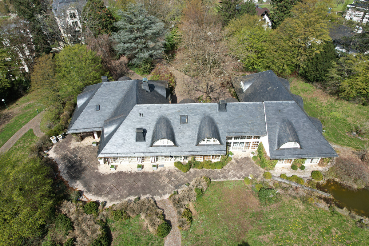 Drohnenansicht eines Villenanwesens in Baden-Baden