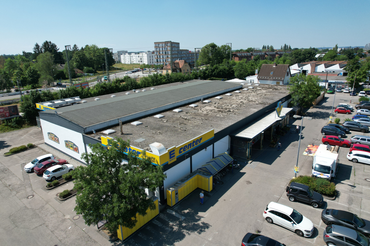 Drohnenansicht des EDEKA-Marktes in München