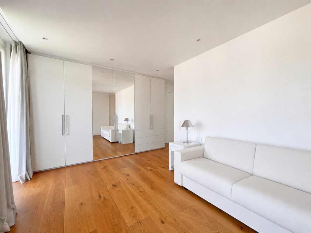 Bildtitel: Schlafzimmer mit Einbauschränken